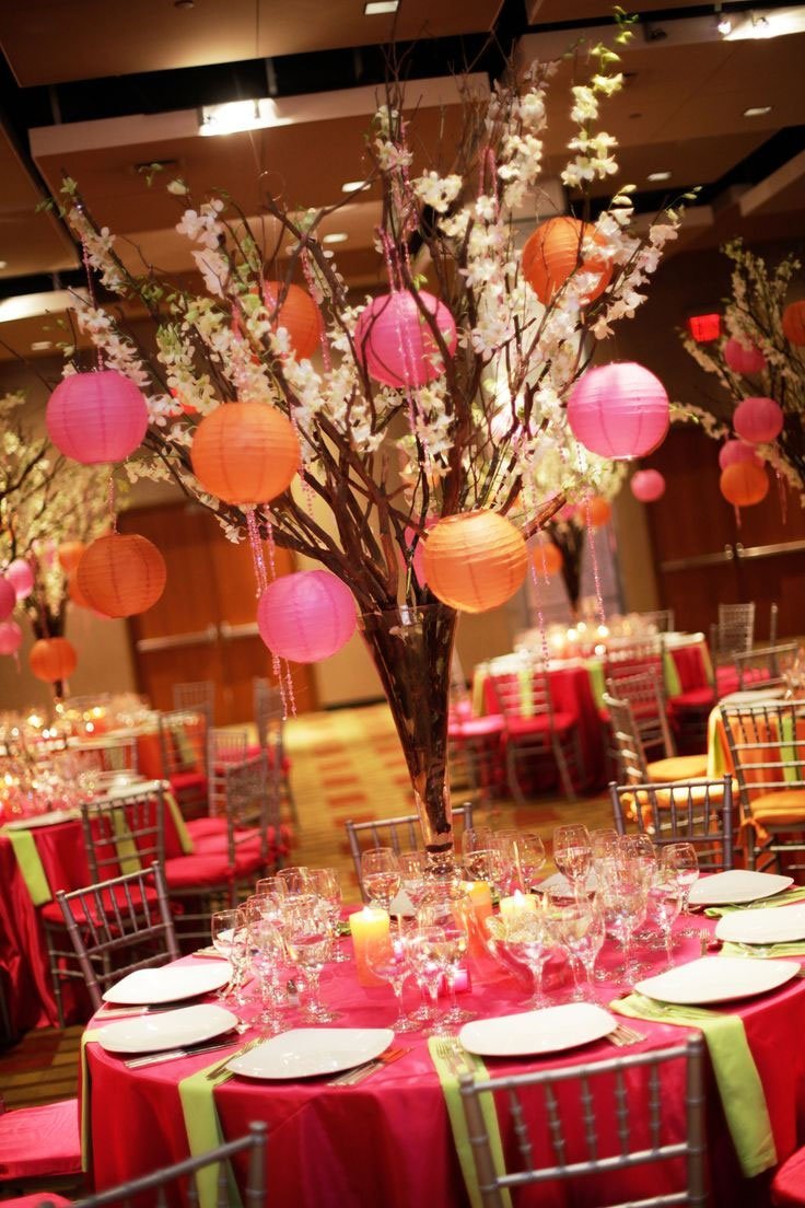 idées centre de table asiatique, arbre avec minis lampions orangés